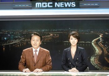 40년 만에 오후 8시로 시간대를 변경해 방송한 MBC 주말 뉴스데스크가 시청률 반등에 성공했다. 그러나 시청자들의 엇갈린 반응과 함께 뉴스의 연성화라는 지적이 계속 제기되고 있다. 사진 제공 MBC