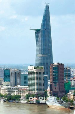 베트남 호찌민 시를 가로지르는 사이공강 근처 다운타운에 비텍스코파이낸셜타워가 베트남 초고층빌딩의 위용을 드러내고 있다. 사진 제공 비텍스코 그룹