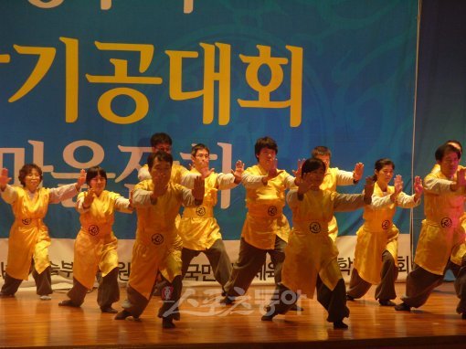 제9회 중앙부처 국학기공대회에서 대상을 차지한 서울맹학교의 국학기공 경연모습. 사진제공 ｜ 전국국학기공연합회