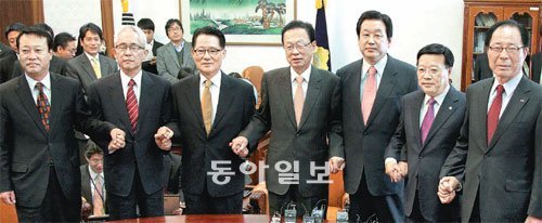 국회의장 집무실서 손잡은 6당 원내대표 전국청원경찰친목협의회(청목회) 입법 로비 의혹과 관련된 검찰 수사 문제 등 현안을 논의하기 위해 모인 여야 6당 원내대표가 9일 박희태 국회의장(가운데) 집무실에서 만나 손을 잡았다. 왼쪽부터 진보신당 조승수 창조한국당 이용경 민주당 박지원 원내대표, 박 의장, 한나라당 김무성 자유선진당 권선택 민주노동당 권영길 원내대표. 김경제 기자 kjk5873@donga.com