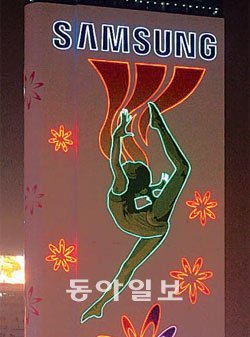 제16회 아시아경기가 열리는 중국 광저우 시내 정자광장의 41층 빌딩에 있는 약 1만9514㎡의 초대형 삼성전자 옥외 광고가 시선을 끈다. 광저우 아시아경기 프레스티지 스폰서로 참여하고 있는 삼성전자는 다양한 마케팅 활동을 펼치고 있다. 사진 제공 삼성전자