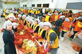 백석대와 백석문화대 교수와 학생들이 9일 천안지역 불우가정에 줄 김장을 담그고 있다. 사진 제공 백석대