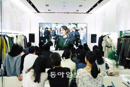 패션쇼 생중계 버버리는 패션쇼를 생중계로 감상하고 쇼에서 선보인 제품을 쇼가 끝난 직후 아이패드로 주문할 수 있는 ‘리테일 시어터’를 전 세계 
매장 25곳에 구축했다. 사진은 9월 25일 갤러리아백화점 리테일 시어터에서 한국인 고객들이 버버리 패션쇼를 생중계로 감상하는 
모습. 사진 제공 버버리