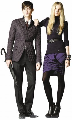 버버리가 2010 가을겨울 시즌 버버리 런던 컬렉션에 선보인 의상들. 버버리 런던 컬렉션은 버버리 컬렉션 중에서도 정장 느낌이 가장 강한 포멀한 컬렉션으로 주중에 사무실 등에서 입을 수 있는 오피스룩을 선보였다. 사진 제공 버버리