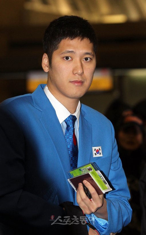 농구 대표팀 함지훈(상무)이 인천국제공항에서 출국수속을 밟고 있다. 짧은 머리와 다부진 눈매. 금메달 도전에 나선 그의 강렬한 의지를 엿볼 수 있다.