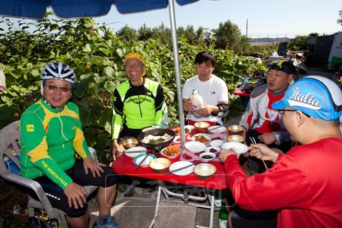 월곶 연미정 부근 에서의 짧은 목 축임. 두부와 순무김치를 안주삼아 마시는 강화쌀막걸리는 한반도를 한바퀴 돌기 위해 길을 떠난 나그네들에게 더없이 따뜻한 위로가 됐다. 허화백(왼쪽에서 두번째)이 할머니와 이야기를 나누다 파안대소하고 있다.
