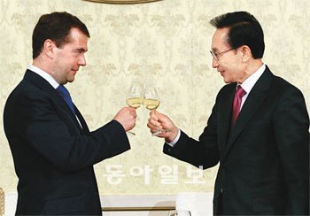 이명박 대통령과 드미트리 메드베데프 러시아 대통령(왼쪽)이 10일 오후 청와대 영빈관에서 열린 국빈 만찬에서 건배하고 있다. 청와대사진기자단