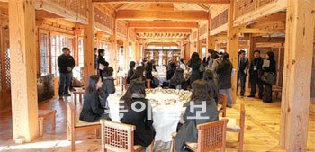 한국가구박물관 서울 성북구 성북동에 있는 한국가구박물관은 전통 한옥에 전통 목가구를 전시하고 있다.