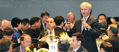 Bottoms up HSBC Chairman Stephen Green stands for a toast
 at a welcome banquet for leaders of global businesses gathered for a 
meeting on the sidelines of the G20 summit. He is thanking President Lee
 Myung-bak and the organizing committee of the B20. Photo: Joint Press 
Corps