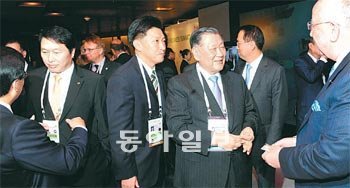 Chairmen Chat At
 the welcome dinner, Chairman of Hyundai Motor Group Chung Mong-koo 
(second from right) and Chairman and CEO of SK Group Chey Tae-won 
(second from left) exchange greetings with foreign business leaders. 
Photo: Joint Press Corps