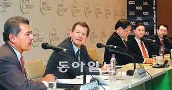 10일 서울 주요 20개국(G20) 비즈니스 서밋이 열린 광진구 워커힐호텔 내 아카디아에서 국제상공회의소(ICC) 의장단이 기자회견을 하고 있다. 왼쪽부터 라자트 굽타 ICC 회장, 마르쿠스 발렌베리 SEB 회장, 빅터 펑 리&펑그룹 회장, 스티븐 그린 HSBC 회장,
김영대 ICC코리아 회장. 박영대 기자 sannae@donga.com