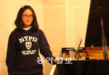 내년 1월 미국 카네기홀에서 베트남국립오케스트라와 협연에 나서는 김지은 양. 어려운 가정 형편 탓에 학교도, 피아노학원도 가지 못했지만 유튜브 동영상을 보며 홀로 피아노 연습을 한 끝에 카네기홀 무대를 밟게 됐다. 사진 제공 에이치스엔터테인먼트