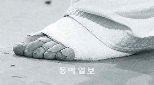 성한 발가락이 하나도 없다. 피멍이 들어 얼룩덜룩한 발가락과 깨진 발톱은 고된 훈련의 흔적. 광저우 아시아경기 금메달이란 부푼 꿈을 안고 태릉선수촌에서 한창 훈련에 매진하던 이대훈(18·태권도 남자 63kg급)의 발이다. 아시아경기에 처음 나서는 이대훈은 “반드시 금메달을 따서 태권도 종주국 한국의 자존심을 지키겠다”며 당찬 출사표를 냈다.