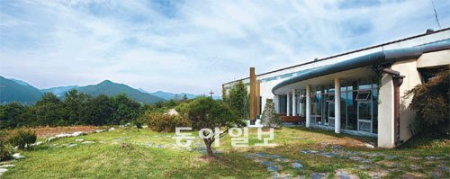 전북 무주군 동쪽 언덕 위의 공설납골당 ‘추모의 집’은 첩산 사이로 보이는 인삼밭에서 모티브를 얻은 건물이다. 설계자인 정기용 교수는 ‘그늘에서 자라는 인삼처럼 죽은 영혼이 다시 삶을 얻는 그늘’을 생각했다. 서쪽 휴게공간은 망자를 애도하면서 마을의 삶을 편안히 조망할 수 있는 점이지대다. 사진 제공 일민미술관