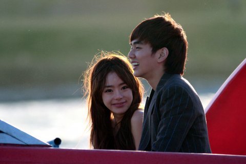 극중 신은경이 사산한 것으로 알고 있는 딸 서우와 남편의 애인이 낳았지만 자신이 낳은 것으로 위장해 키워 온 아들 유승호는 비극적인 사랑을 나누게 된다. 사진제공 와이트리미디어.