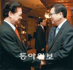 박삼구 금호아시아나그룹 회장(오른쪽)이 응우옌떤중 베트남 총리를 만나 악수하고 있다. 사진 제공 금호아시아나그룹