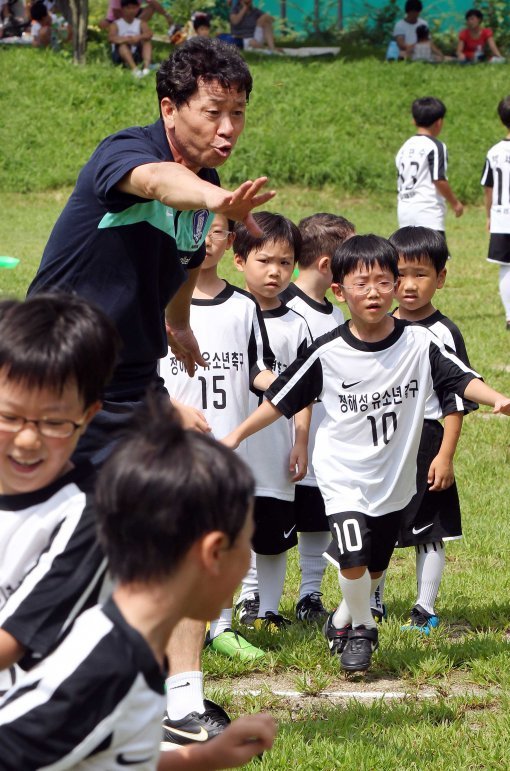 22일 오전 서울 광진구 능동 어린이회관 과학관에서 육영재단 정해성축구아카데미 창단식이 열렸다. 정해성 전 국가대표팀 수석코치가 유소년들과 미니 게임 전에 간단한 훈련을 하며 몸을 풀고 있다. 사진｜국경원 기자onecut@donga.com