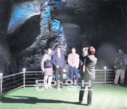 제주도는 세계자연유산인 만장굴의 조명을 바꾸고 데크를 설치하는 등 탐방 환경을 개선했다. 사진 제공 제주도