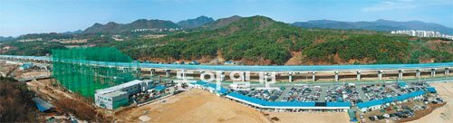 경춘선복선전철 춘천시 신동면 정족리 구간. 복선전철은 이달 18일부터 시운전을 거쳐 다음 달 21일 개통된다. 사진 제공 춘천시