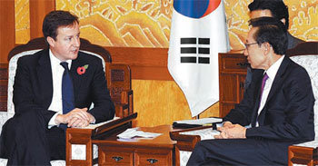 韓-英 이명박 대통령이 데이비드 캐머런 영국 총리(왼쪽)와 청와대에서 정상회담을 하고 있다. 김동주 기자 zoo@donga.com