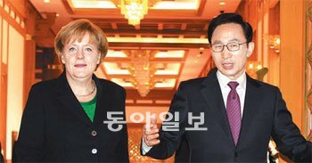 韓-獨 이명박 대통령과 앙겔라 메르켈 독일 총리(왼쪽)가 청와대에서 회담장으로 이동하고 있다. 김동주 기자 zoo@donga.com