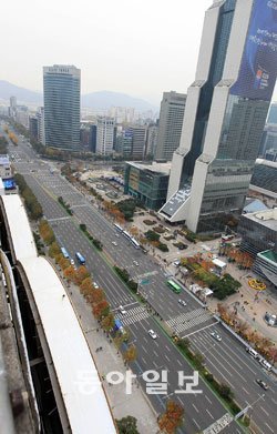 한산한 코엑스 앞 도로 주요 20개국(G20) 정상회의가 열린 11일 오후 서울 강남구 삼성동 코엑스 앞 도로. 시민들의 자율적인 차량 2부제 참여로 평소보다 한산했다. 경찰이 이날 오전 7∼9시 강남지역 12곳에서 교통량을 측정한 결과 13만6000여 대의 차량이 통행해 1주일 전보다 14%가량 감소한 것으로 조사됐다. 이훈구 기자 ufo@donga.com