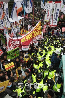 경찰과 한동안 대치 민주노총 등 진보성향 시민단체 80여 개로 구성된 ‘G20대응 민중행동’이 11일 서울역에서 대규모 집회를 벌이던 중 G20 정상회의 만찬 장소인 국립중앙박물관 쪽으로 거리 행진을 시도하면서 이를 막으려는 경찰과 한동안 대치했다. 양회성 기자 yohan@donga.com