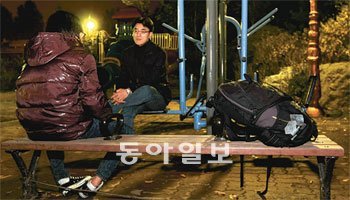 서울시립신림청소년쉼터 주최 ‘1일 가출체험’에 참여한 울산대 사회복지학과 주은수 교수(오른쪽)와 가출 청소년 A 군이 4일 밤 경기 부천시 오정구의 한 주택가 인근 놀이터에서 대화하며 시간을 보내고 있다. 사진 제공 서울시립 신림청소년쉼터