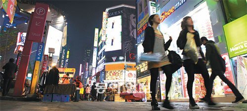 ⑧Myeong-dong Nightlife in Seoul: Young ladies explore the brightly-lit hopping streets of Myeong-dong. Myeong-dong is Seoul’s most popular shopping istrict, though there often seem to be more Japanese and Chinese tourists than locals. Photos: Cho Seung-ha