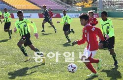 동티모르 유소년 대표팀(흰 유니폼)이 9일 남해스포츠파크에서 열린 MBC국제꿈나무축구대회에서 한국팀과 경기를 하고 있다. 이날 동티모르 대표팀은 탄탄한 개인기와 조직력을 앞세워 3-0으로 이겼다. 사진 제공 MBC꿈나무축구재단