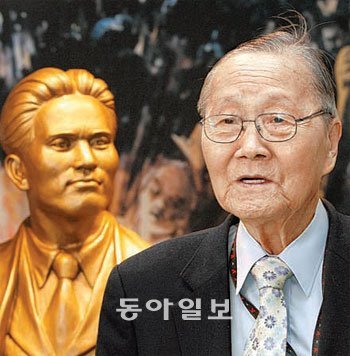 서울 서초구 윤봉길기념관 내 윤 의사 조형물 앞에 선 윤병석 인하대 명예교수는 “우리 역사를 자세히 들여다보면 결코 나약한 역사가 아니다”라고 말했다. 김재명 기자base@donga.com