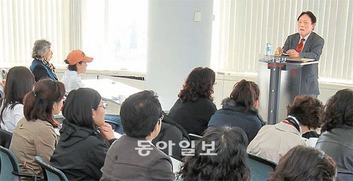 ‘역사드라마 바로 보기’라는 주제로 강연에 나선 이환경 작가의 입담에 강의는 시종일관 화기애애한 분위기로 진행됐다. 끊임없이 이어지는 질문에 강의는 예정된 시간을 40분이나 넘겨 끝났다. 이훈구 기자 ufo@donga.com