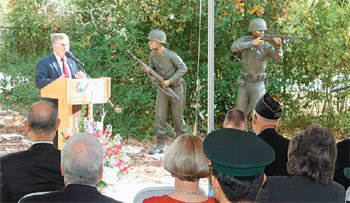 11일 미국 텍사스 주 칼리지스테이션의 베테랑스파크에서 6·25전쟁 60주년을 기념한 ‘쌍둥이’ 동상의 제막식이 열렸다. 사진 제공 오성원 씨(텍사스 A&M대 박사과정)