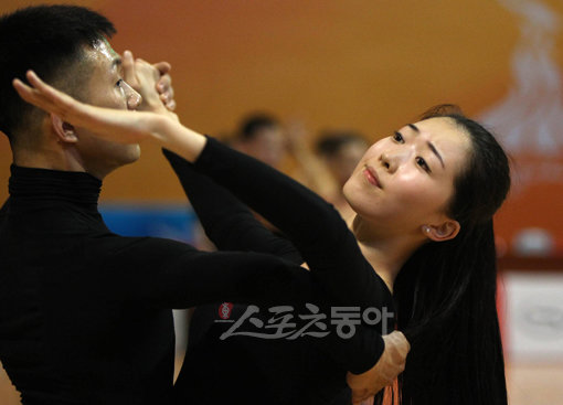 금메달 유망한 스포츠 댄스 남상웅 송이나 조가 쩡청체육관에서 11일 오후 연습을 하고 있다. 사진=동아일보 변영욱 기자