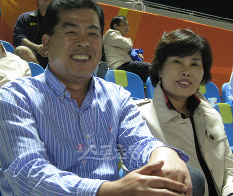 아버지 류재천 씨(왼쪽)와 어머니 박승순 씨가 이날 선발 등판한 아들 류현진을 응원하고 있다. [스포츠동아 DB]