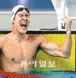 마린보이 ‘승리의 포효’ 광저우 아시아경기 수영 자유형 남자 200m에서 아시아 기록을 세우며 대회 2연패를 달성한 박태환이 포효하고 있다. 광저우=변영욱 기자 cut@donga.com
