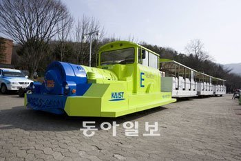 미국 시사주간지 ‘타임’이 2010년 세계 최고 발명품 중 하나로 선정한 온라인전기자동차(OLEV). 사진 제공 KAIST