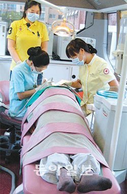 서울시가 운영하는 장애인치과 이동진료실에서 의료진이 한 장애인의 치아 상태를 점검하고 현장에서 치료해 주고 있다. 사진 제공 서울시