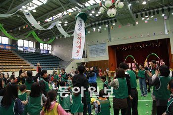 13일 경기 성남시 중원구 신구대 체육관에서 열린 ‘사랑과 기쁨으로 함께하는 제10차 전국 입양가족대회-입양! 한마당 축제’에서 참가자들이 박 터뜨리기 경기를 하고 있다. 사진 제공 한국입양홍보회