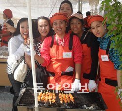 전남 곡성 지역 이주여성들이 지난달 제10회 곡성심청축제 다문화음식체험관 안 바비큐장에서 웃고 있다.사진 제공 곡성군 다문화가족지원센터