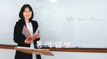 서울 압구정중과 역삼중은 학부모의 학교활동참여가 높은 학교로 꼽힌다. 이들 학교의 한 직장엄마는 바쁜 시간을 쪼개 ‘진로교육 프로그램’의 강사로 나섰고 또 다른 전업주부는 ‘학부모 사이버 상담 도우미’로 학생들의 고민을 듣는다. 자신에게 잘 맞는 학부모 참여프로그램을 선택해 적극적으로 활동해보자. 사진은 서울 역삼중 영어회화반 명예교사로 활동했던 주부 최경화 씨.