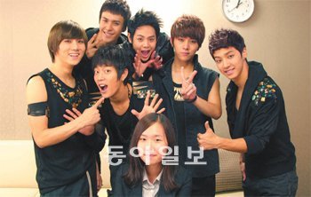 충북 일신여고 2학년 권보영 양이 아이돌 그룹 비스트를 만났다. 비스트는 권 양에게 “‘악바리’처럼 도전하면 꿈을 이룰 수 있다”고 말했다. 왼쪽부터 장현승, 윤두준, 손동운, 양요섭, 권보영 양, 용준형, 이기광.