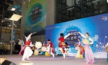 인천공항은 각종 첨단설비를 구축하는 가운데 다양한 문화 프로그램을 도입해 세계 1위 공항 입지를 다지고 있다. G20 서울 
정상회의를 맞아 17일까지 여객터미널에서 문화예술공연이 펼쳐지고 있다. 사진 제공 인천국제공항공사