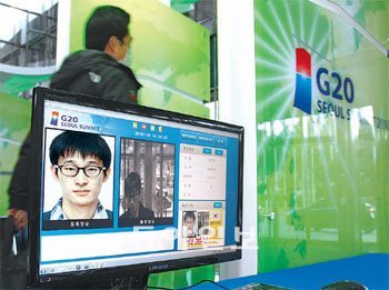 주요 20개국(G20) 서울 정상회의 개막 전인 9일 서울 강남구 삼성동 코엑스에서 관계자들이 ‘얼굴 인식 보안시스템’을 테스트하고 있다. 전자태그(RFID) 정보와 카메라 화상을 비교하는 이 시스템은 역대 G20 정상회의장에서 이번에 처음 사용됐다. 사진 제공 에스원