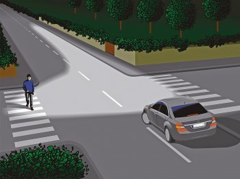 메르세데스벤츠의 ‘코너링 라이트’ 기술은 밤에 운정자가 보행자를 빨리 알아차릴 수 있게 도와준다.