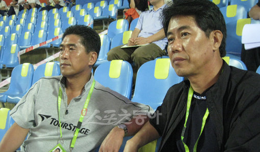 중국-일본경기를 지켜보는 조범현감독(왼쪽)과 김시진 코치. [스포츠동아 DB]