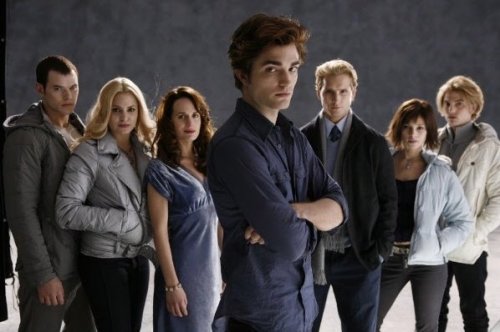 영화 ‘트와일라잇’에서 영원불멸의 삶을 사는 남자주인공 
에드워드 컬렌(가운데)과 그의 뱀파이어 가족들.