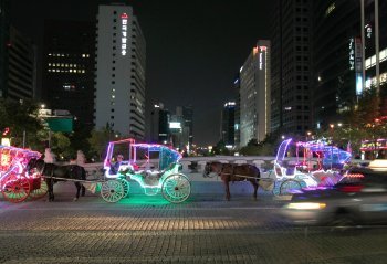 손님을 기다리는 청계천 마차들.