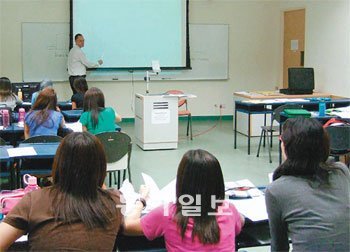 지난달 29일 싱가포르 국가교육연구소에서 대학 4학년 학생들이 과학 수업을 듣고 있다. 싱가포르에서는 교육부가 예비 교사들을 고용한 뒤 NIE에서 1인당 연간 7만 싱가포르달러를 지원하며 교사로 양성한다. 싱가포르=최예나 기자 yena@donga.com