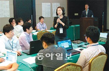 롯데백화점 유통대학은 현장조사와 토론 및 학습을 통해 유통업계의 현재와 미래를 연구한다. 올해 진행 중인 17기 조별 토의 모습. 사진 제공 롯데백화점